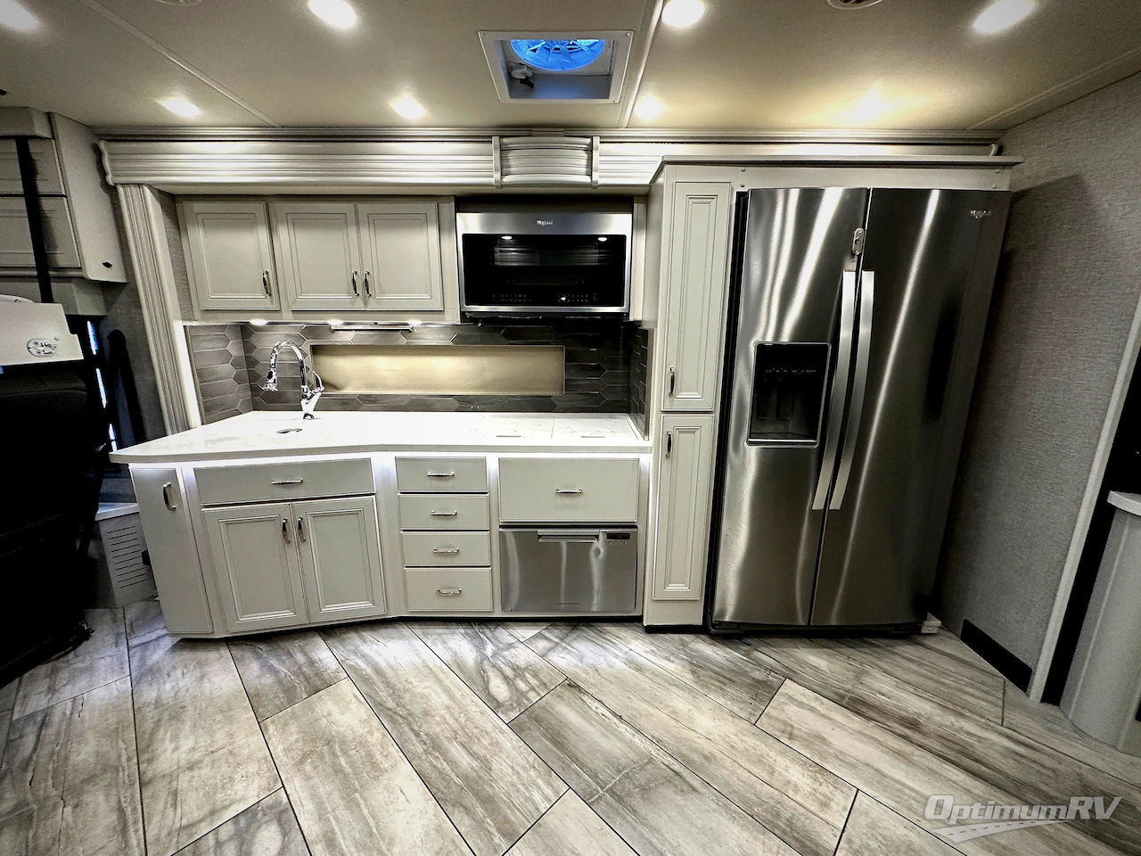 2022 Fleetwood Discovery 38K Photo 12