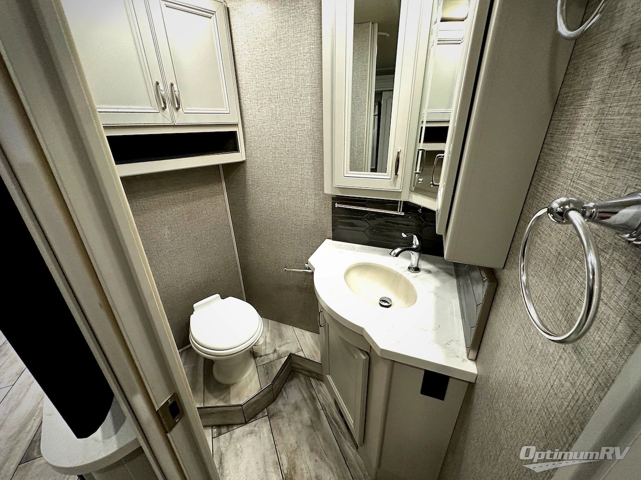 2022 Fleetwood Discovery 38K Photo 20