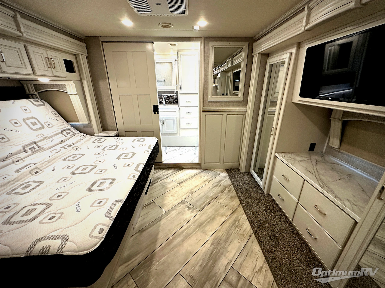 2022 Fleetwood Discovery 38K Photo 21