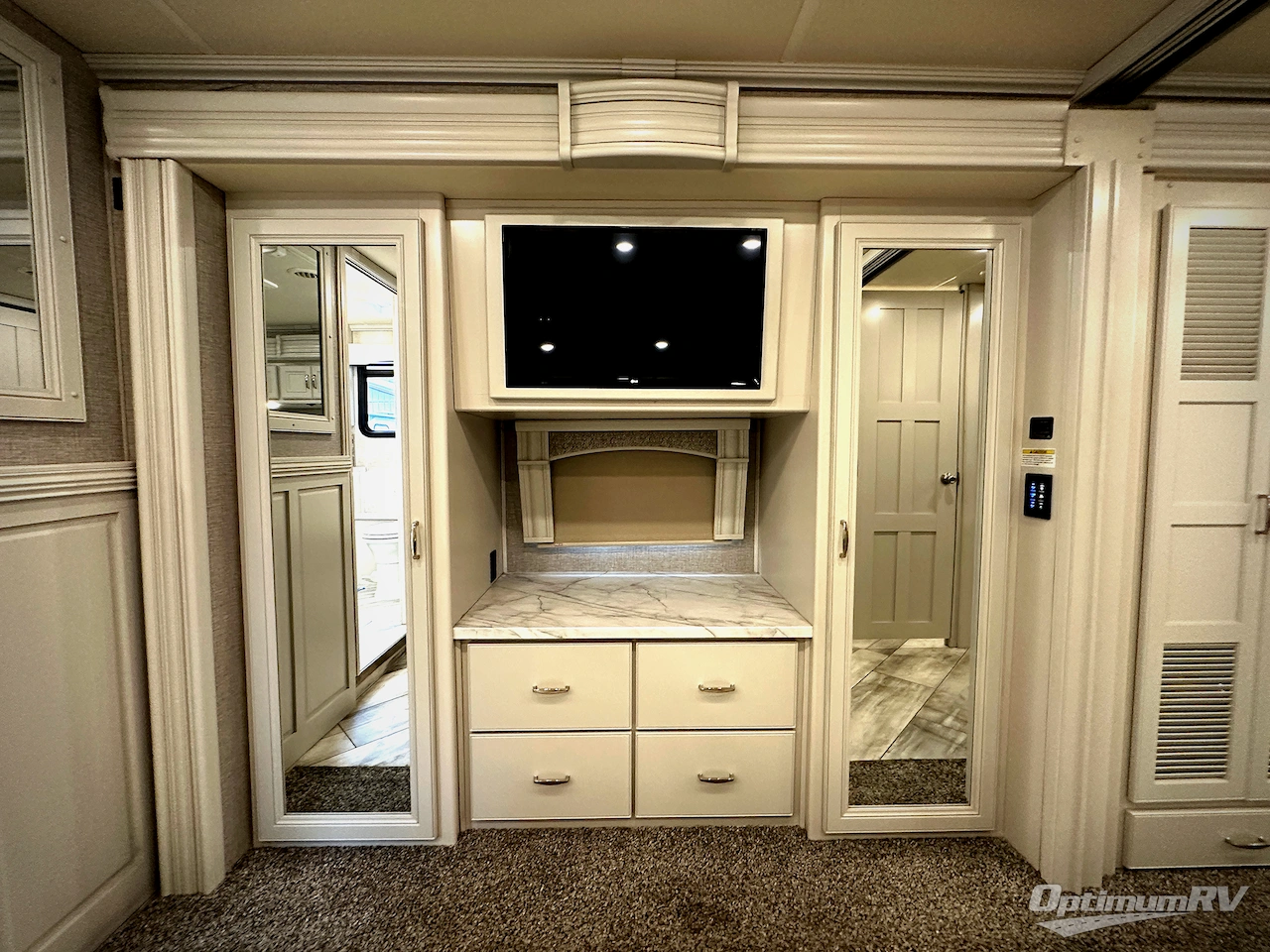 2022 Fleetwood Discovery 38K Photo 23