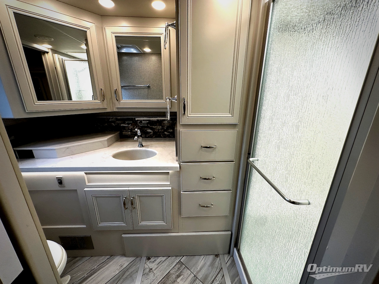 2022 Fleetwood Discovery 38K Photo 24