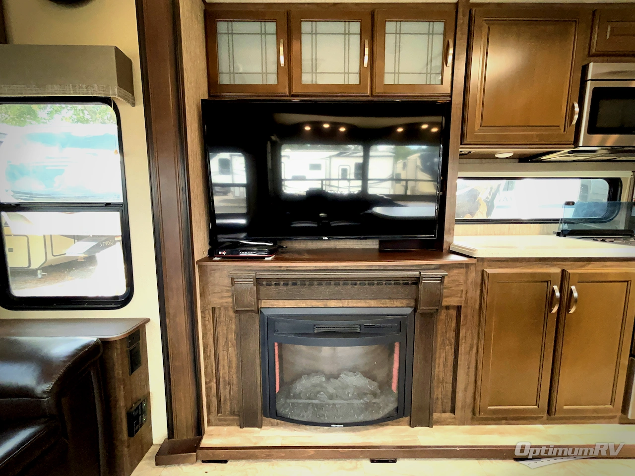 2019 Grand Design Solitude S-Class 2930RL Photo 12