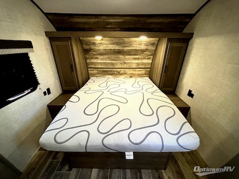 2022 Gulf Stream Kingsport Ultra Lite 248BH RV Photo 3