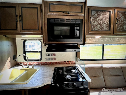 2018 Coachmen Freelander 26RS Ford 350 RV Photo 4