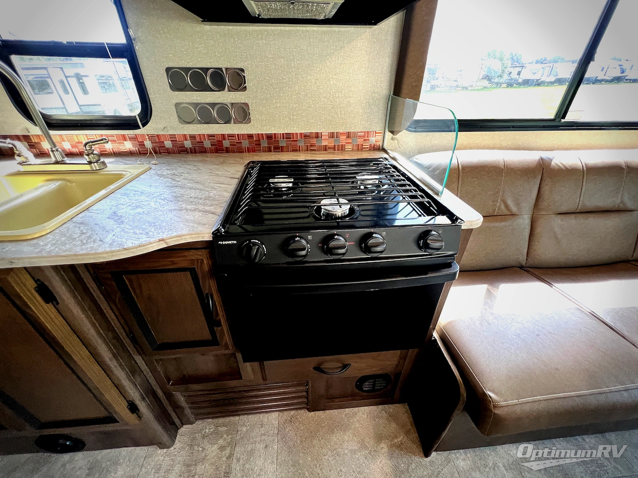 2018 Coachmen Freelander 26RS Ford 350 Photo 12