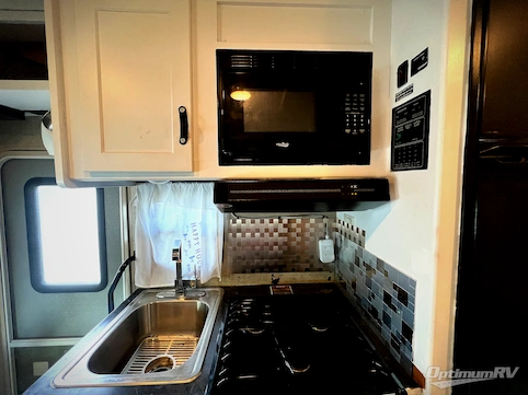 2018 Winnebago Minnie 22R RV Photo 3
