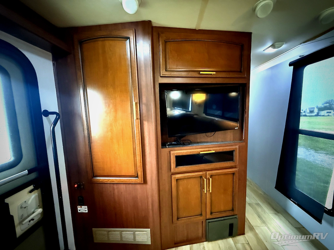 2011 Fleetwood Terra 34DS Photo 3