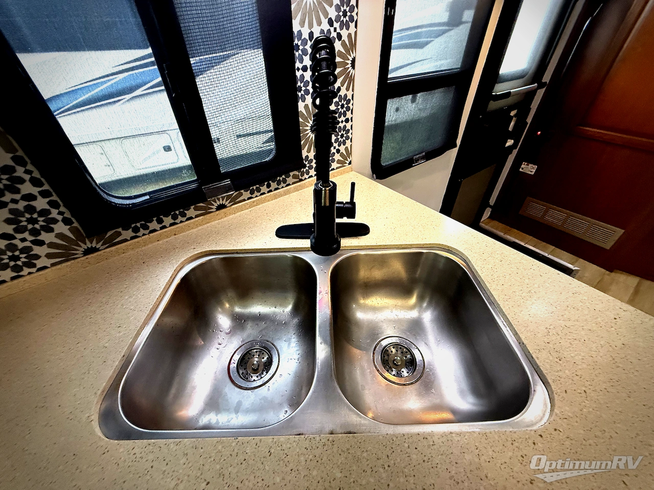 2011 Fleetwood Terra 34DS Photo 9