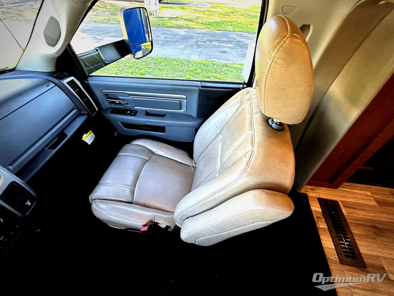 2018 Dynamax Isata 5 36DS Photo 9