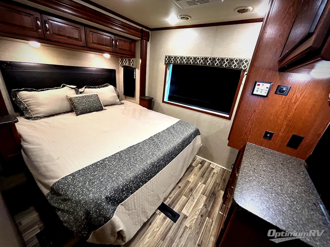 2018 Dynamax Isata 5 36DS Photo 18