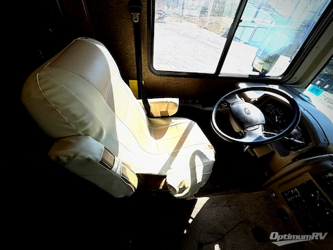 2014 Fleetwood Bounder 33C RV Photo 2