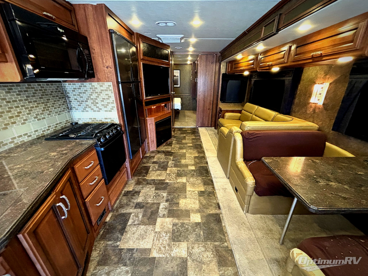 2014 Fleetwood Bounder 33C Photo 4