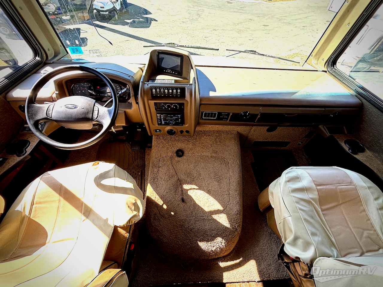 2014 Fleetwood Bounder 33C Photo 8