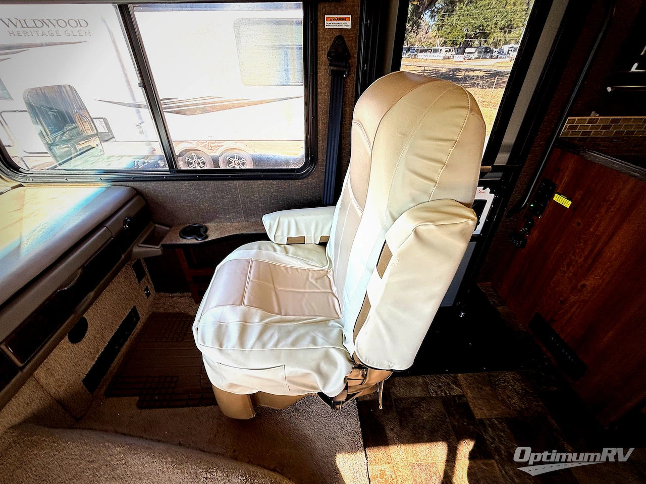 2014 Fleetwood Bounder 33C Photo 9