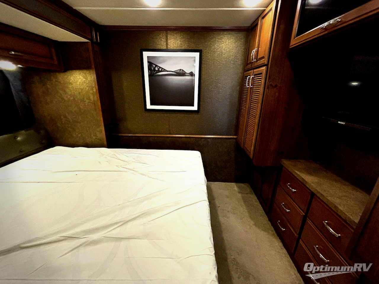2014 Fleetwood Bounder 33C Photo 17