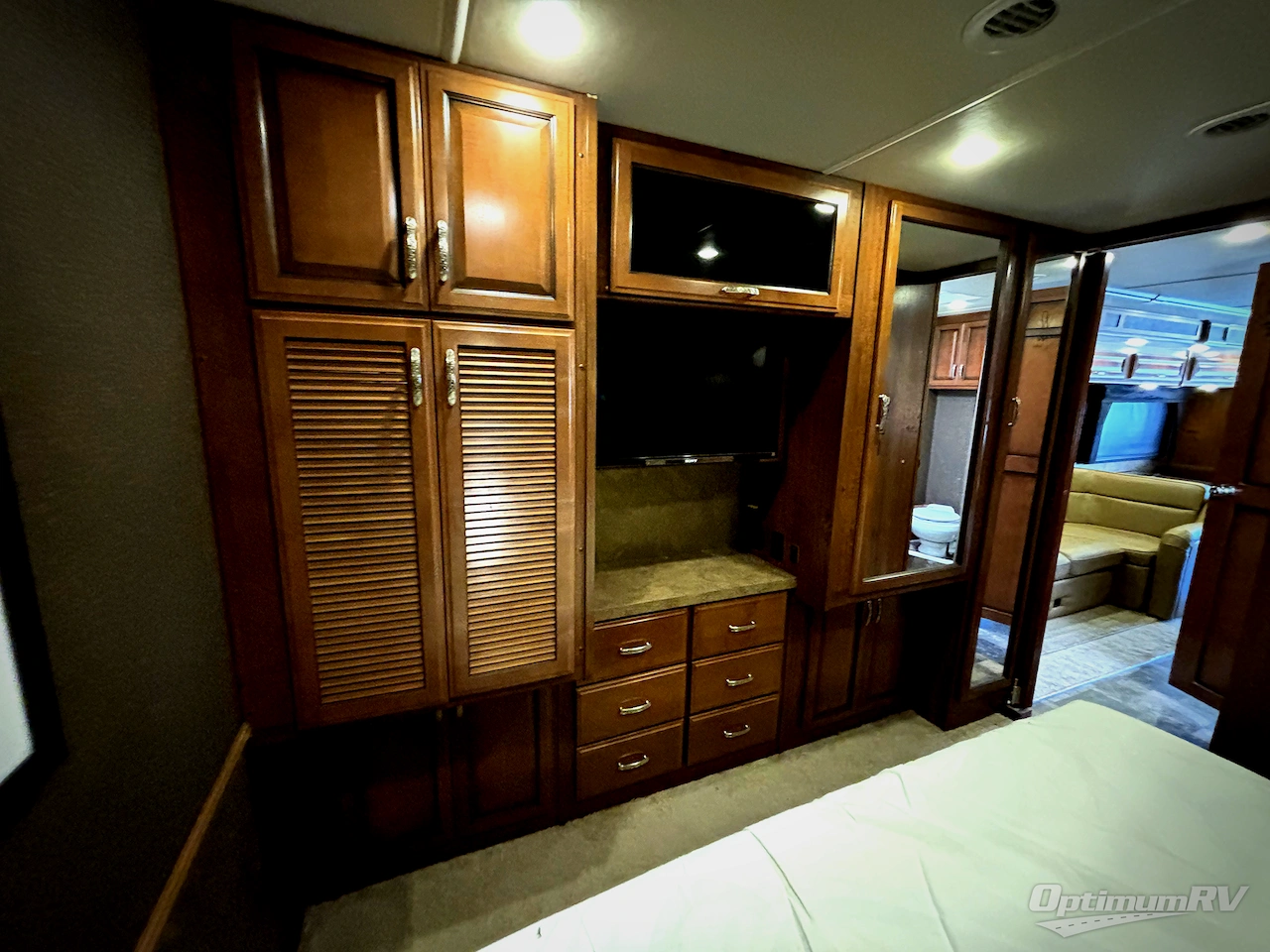 2014 Fleetwood Bounder 33C Photo 19