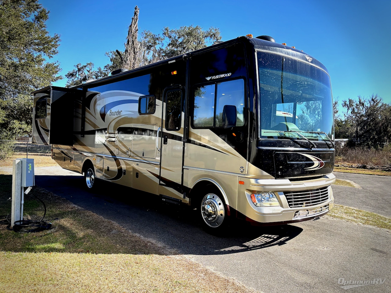 2014 Fleetwood Bounder 33C Photo 1