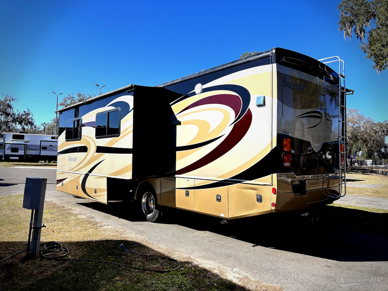 2014 Fleetwood Bounder 33C Photo 3
