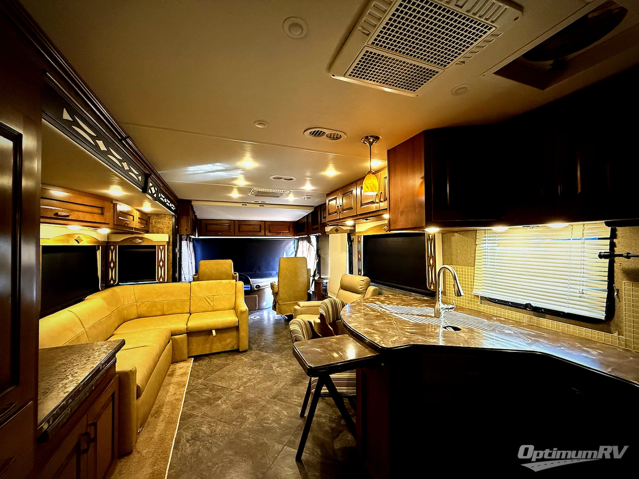 2015 Fleetwood Excursion 35B Photo 5
