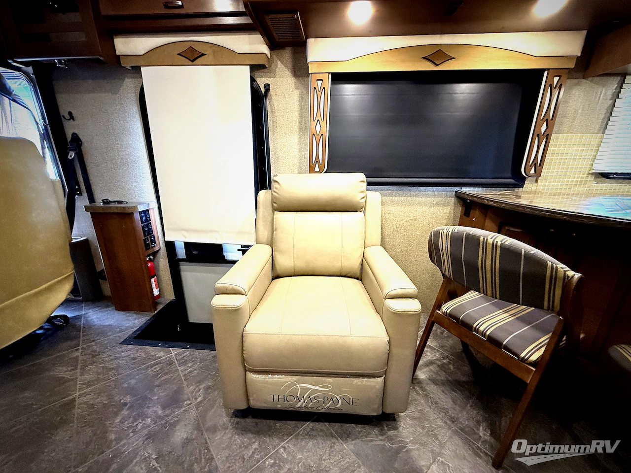 2015 Fleetwood Excursion 35B Photo 6