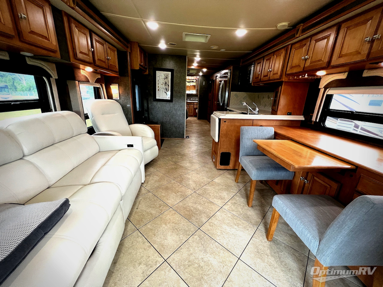 2014 Winnebago Adventurer 37F Photo 4