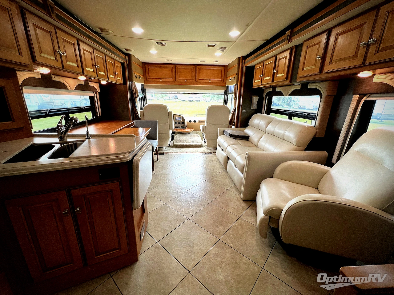 2014 Winnebago Adventurer 37F Photo 5