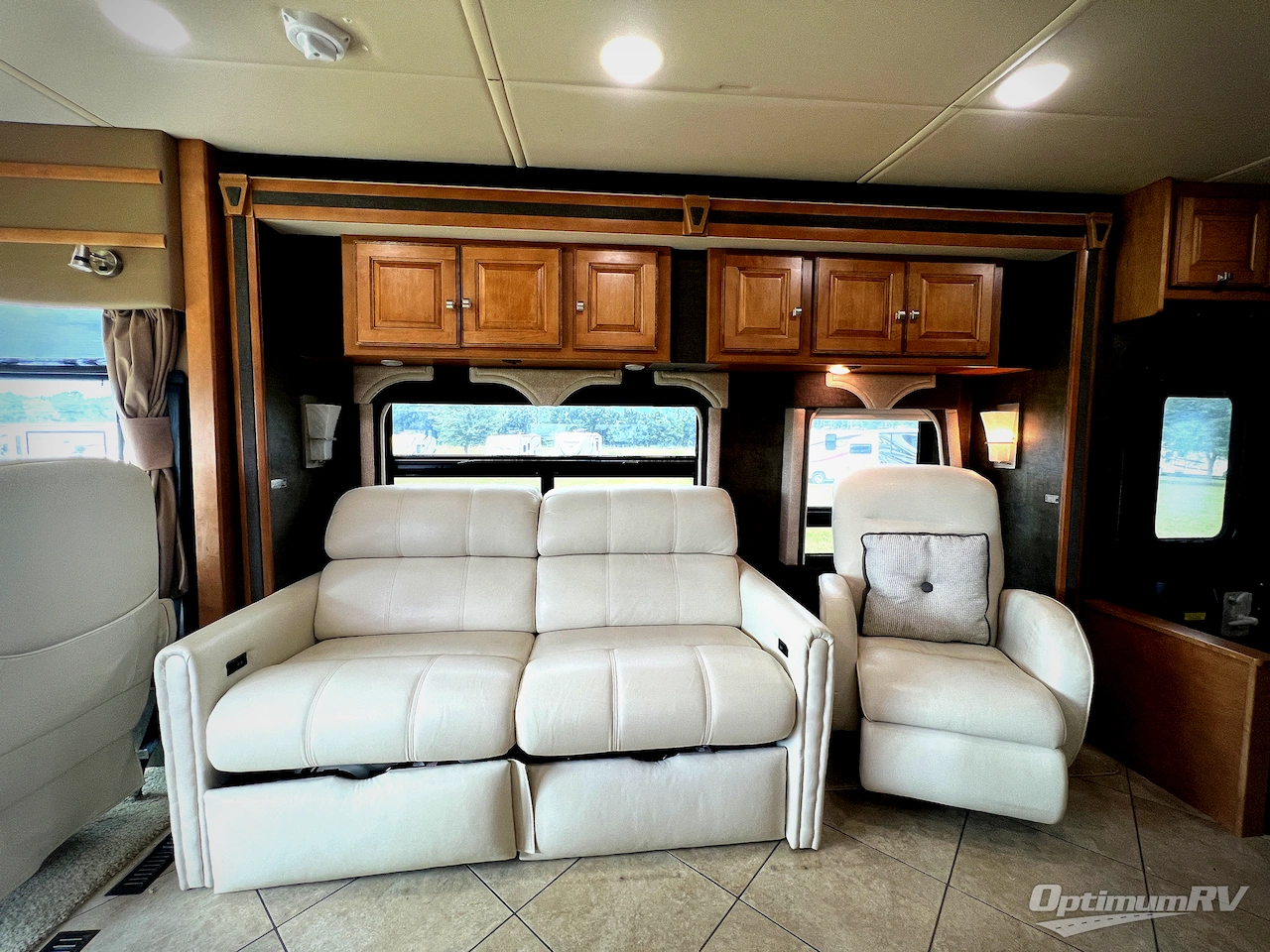 2014 Winnebago Adventurer 37F Photo 8