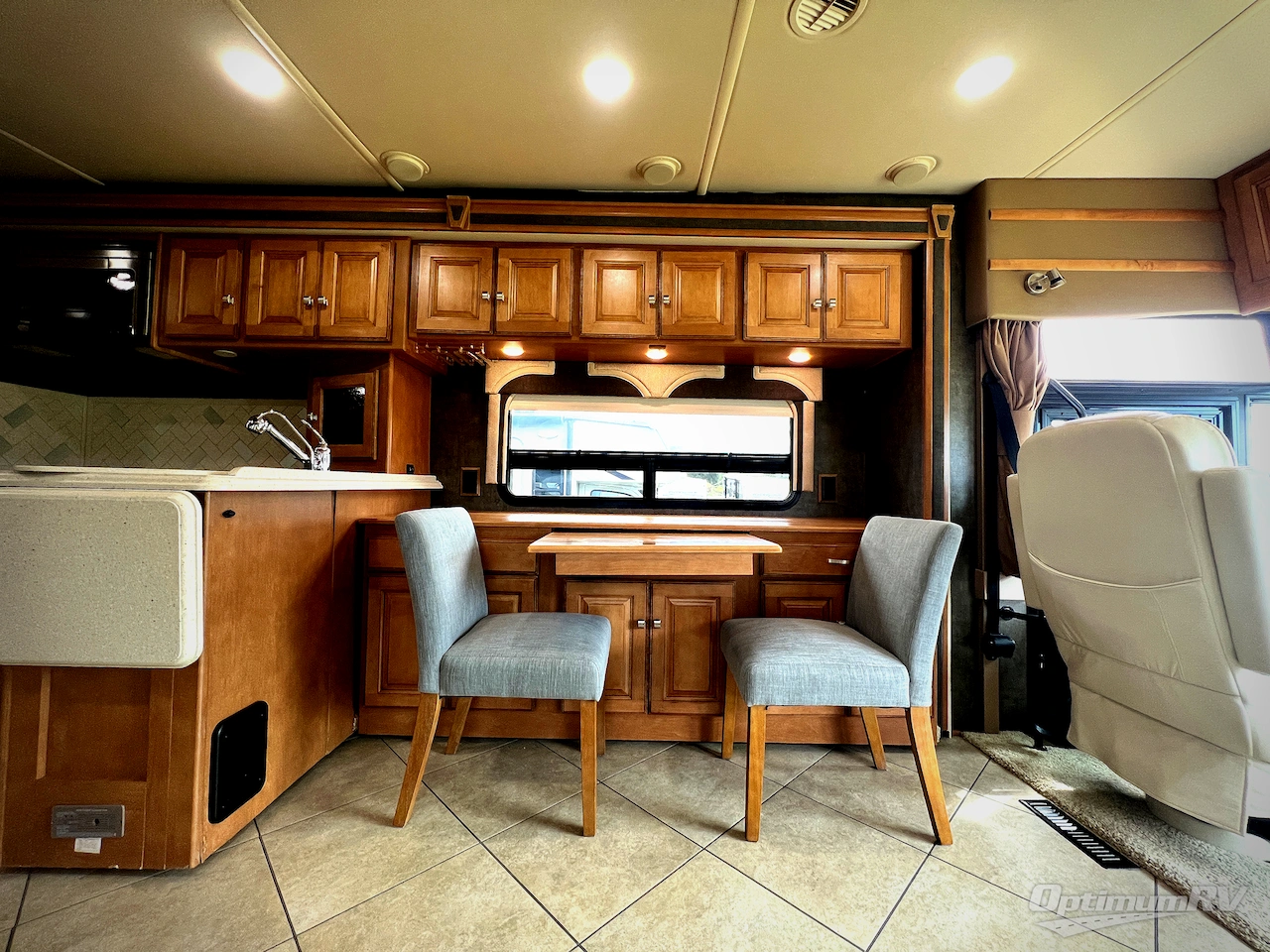 2014 Winnebago Adventurer 37F Photo 9