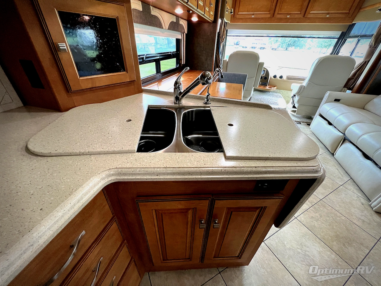 2014 Winnebago Adventurer 37F Photo 11
