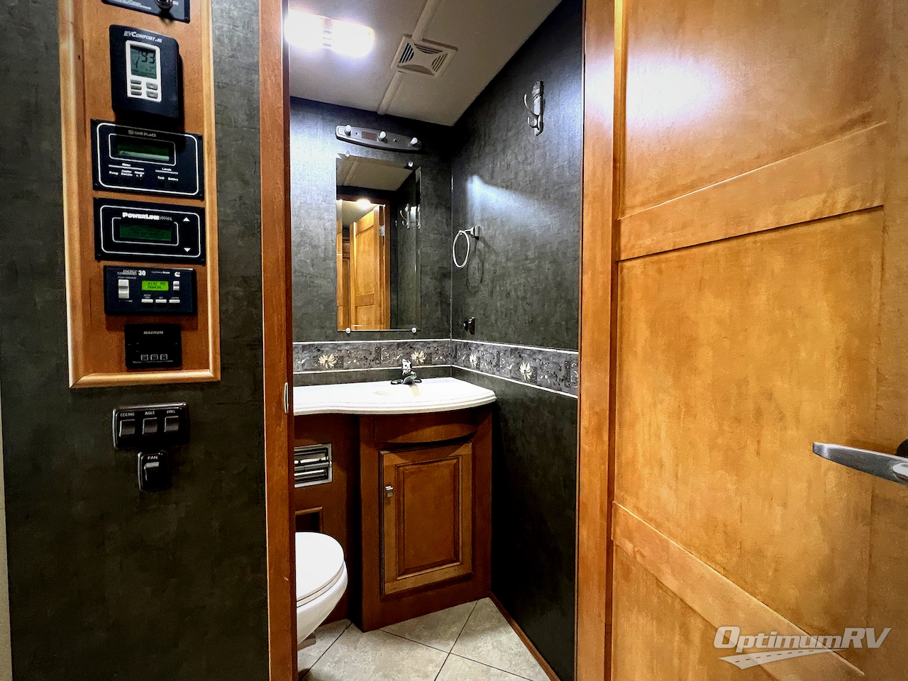 2014 Winnebago Adventurer 37F Photo 16