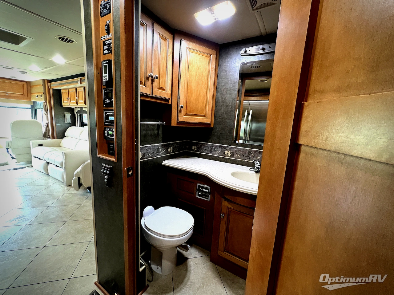 2014 Winnebago Adventurer 37F Photo 17