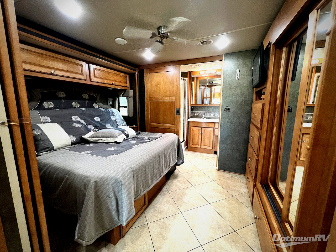 2014 Winnebago Adventurer 37F Photo 18