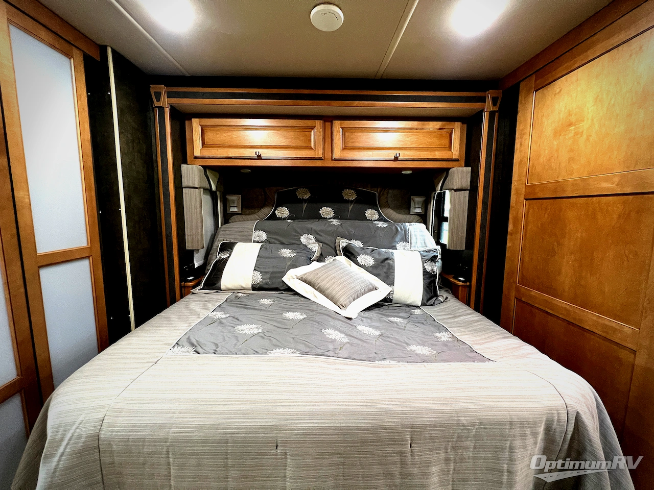 2014 Winnebago Adventurer 37F Photo 19