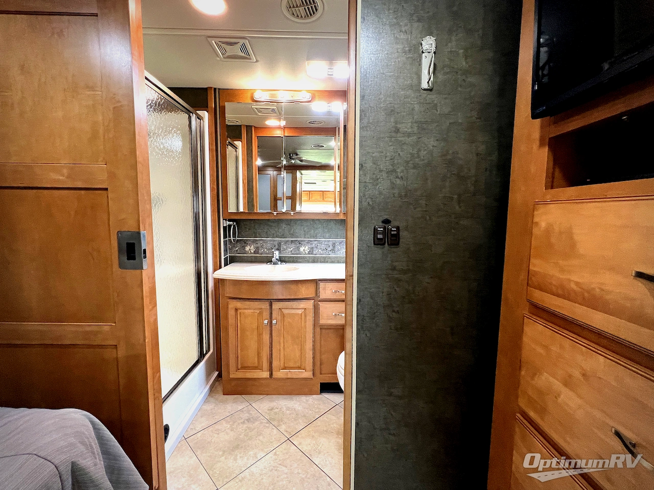 2014 Winnebago Adventurer 37F Photo 21