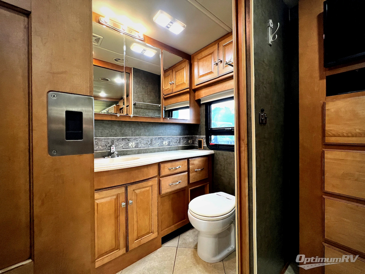 2014 Winnebago Adventurer 37F Photo 22