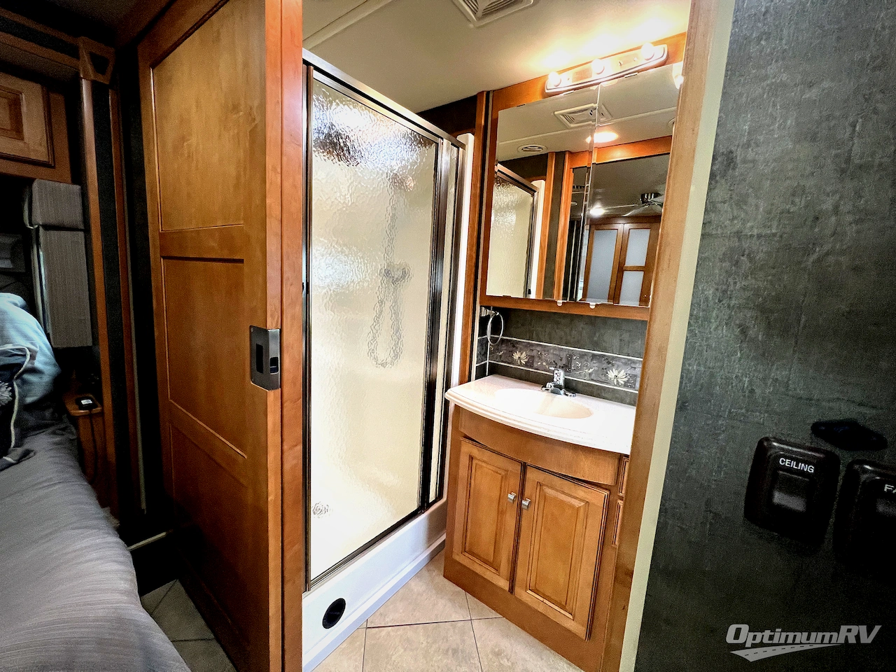 2014 Winnebago Adventurer 37F Photo 23
