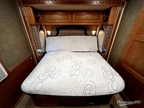2016 Winnebago Adventurer 38Q RV Photo 4