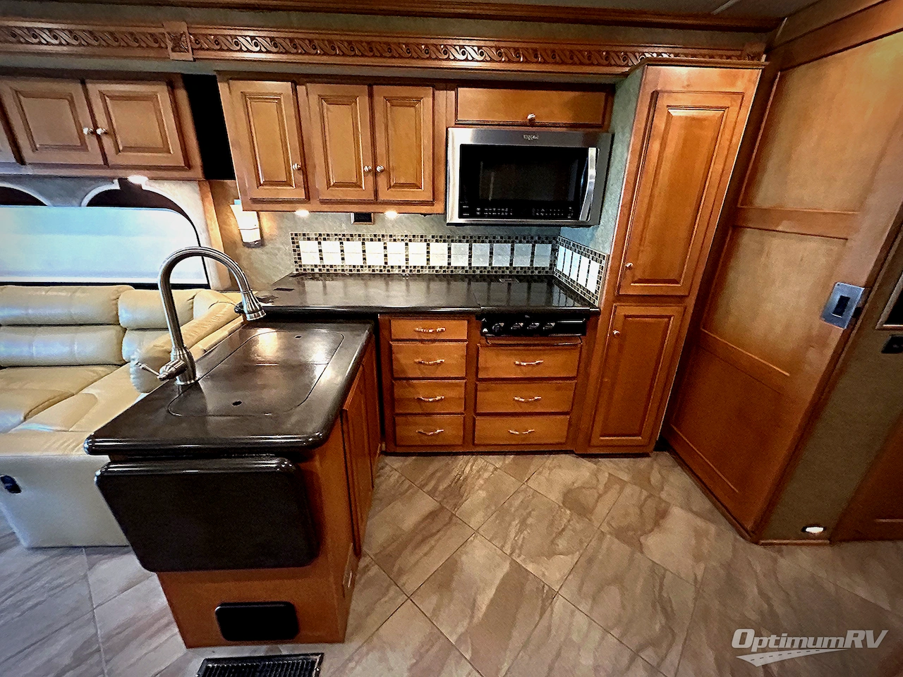 2016 Winnebago Adventurer 38Q Photo 5