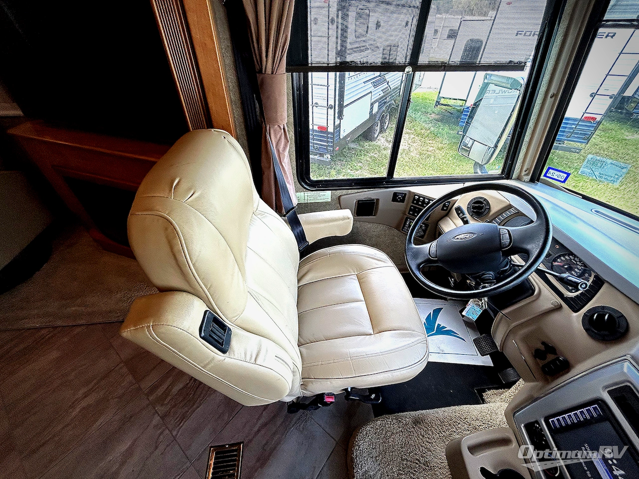 2016 Winnebago Adventurer 38Q Photo 6
