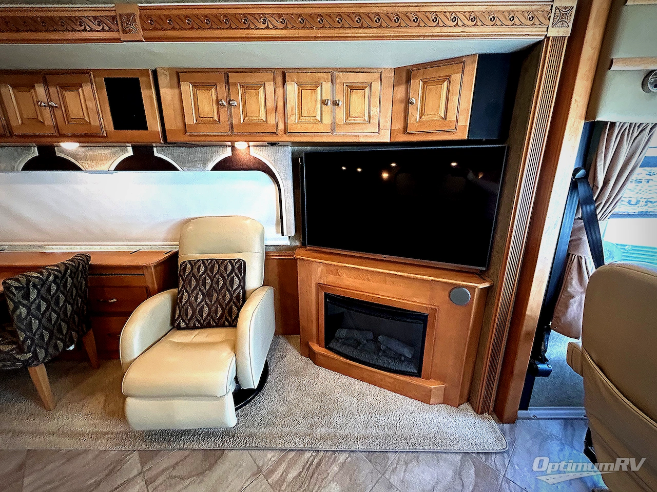 2016 Winnebago Adventurer 38Q Photo 9