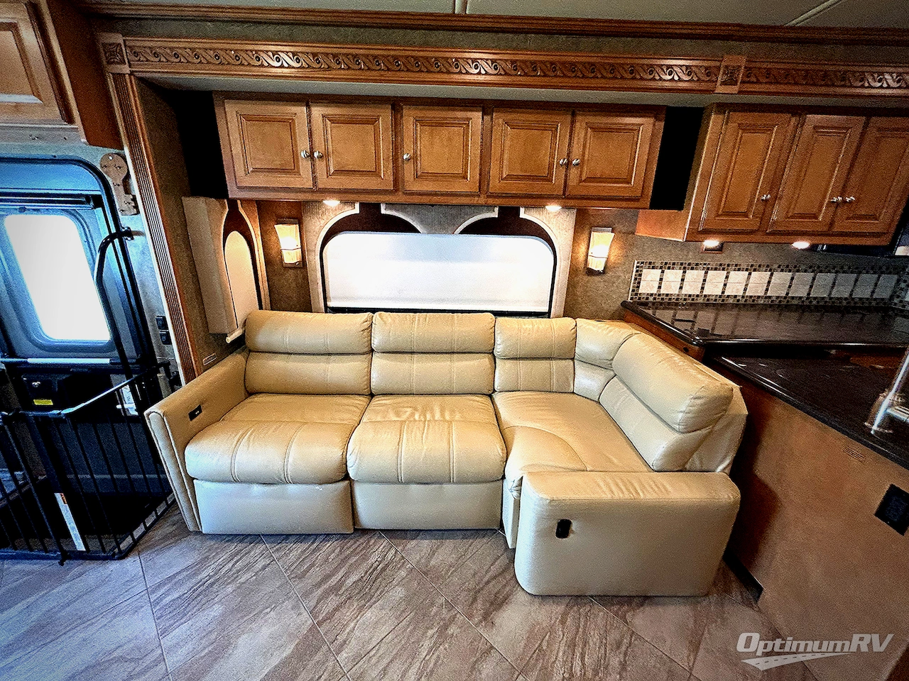 2016 Winnebago Adventurer 38Q Photo 12