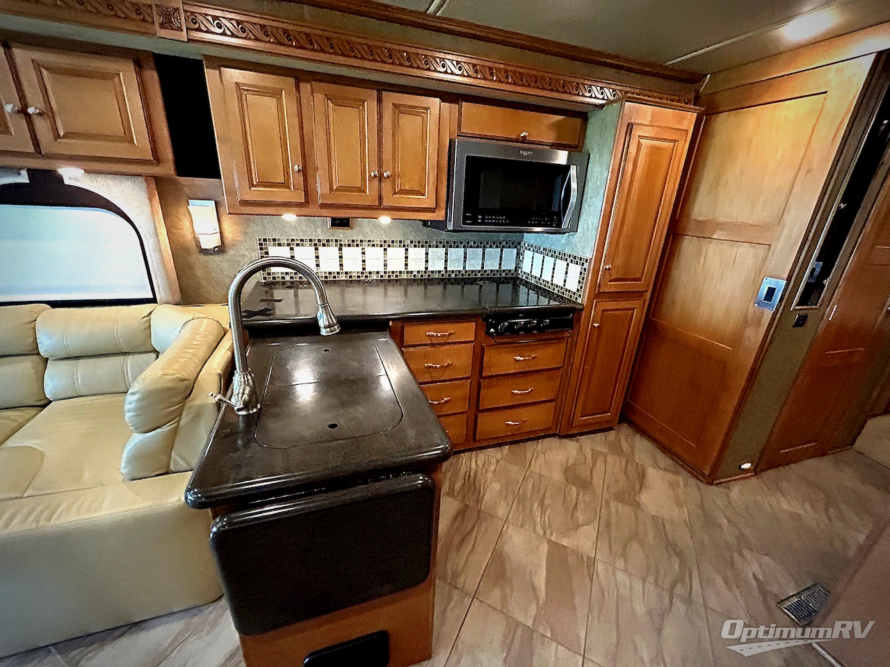 2016 Winnebago Adventurer 38Q Photo 13