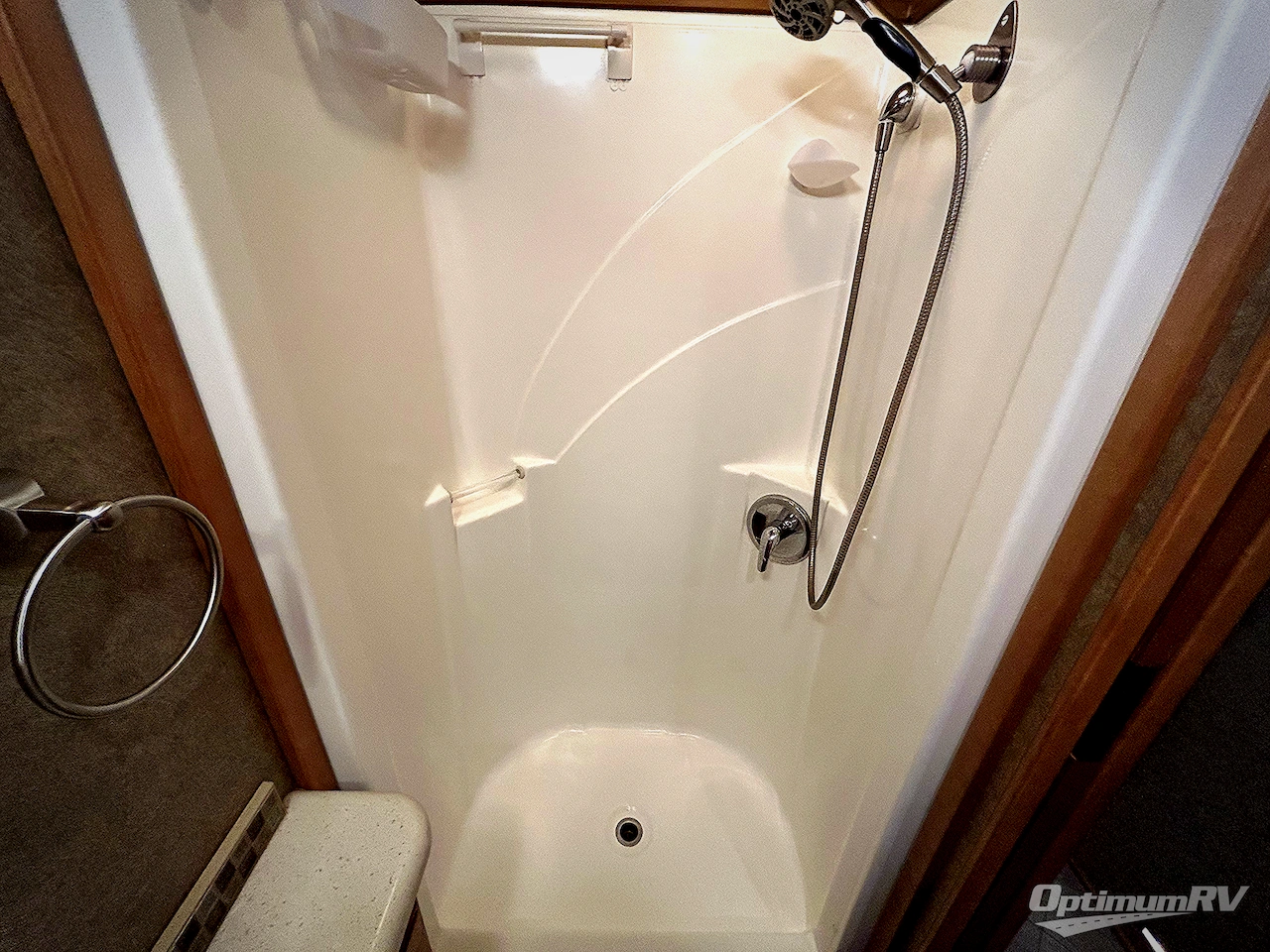 2016 Winnebago Adventurer 38Q Photo 16