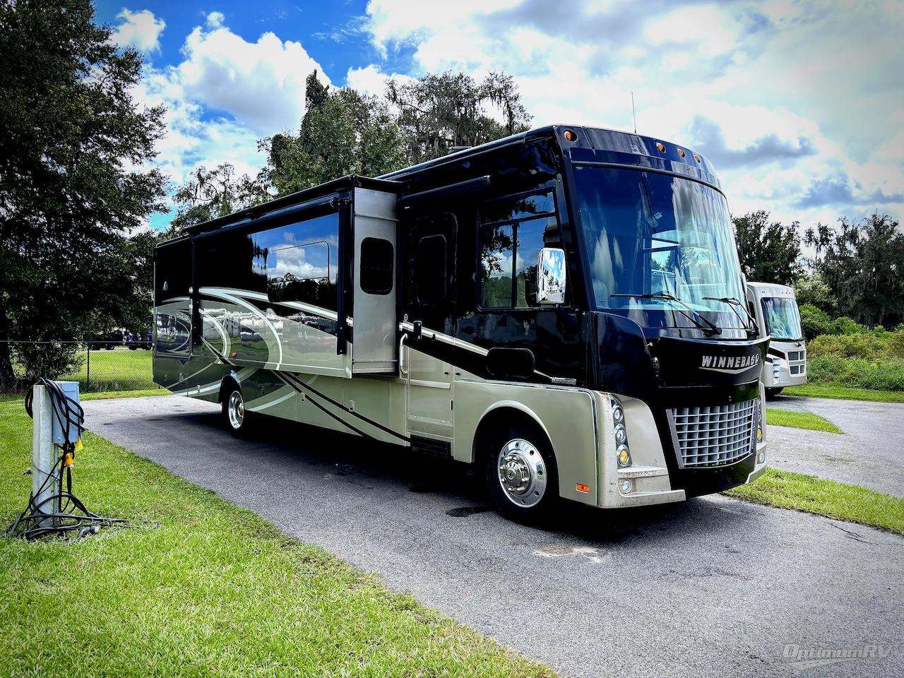 2016 Winnebago Adventurer 38Q