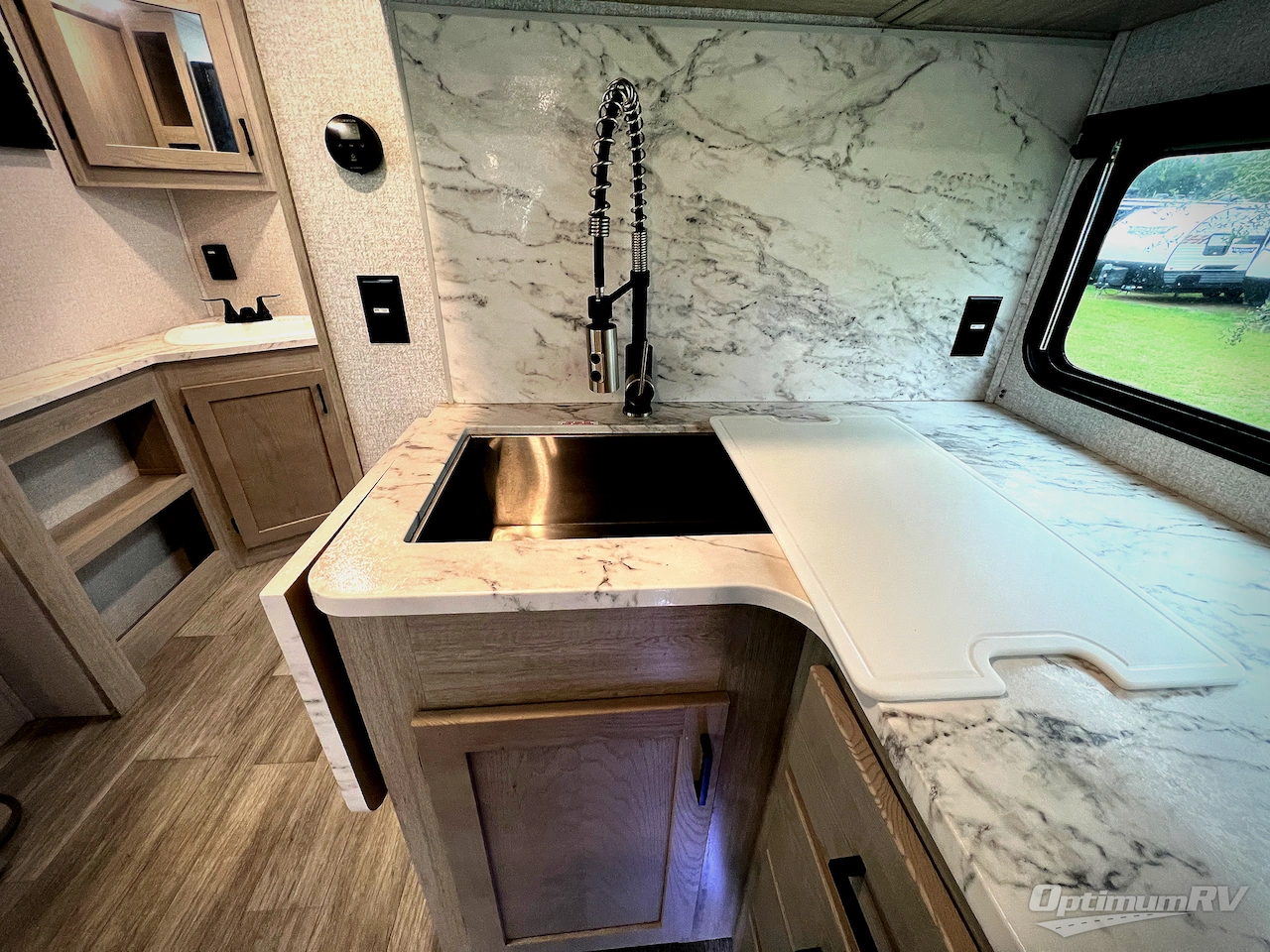 2022 East To West Alta 2850KRL Photo 12