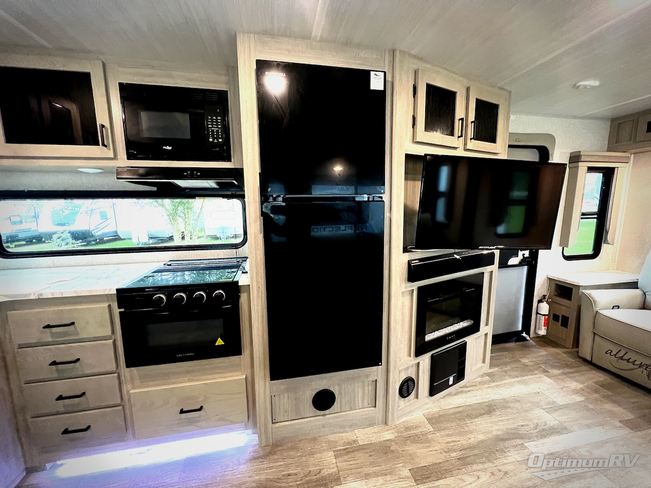 2022 East To West Alta 2850KRL Photo 15