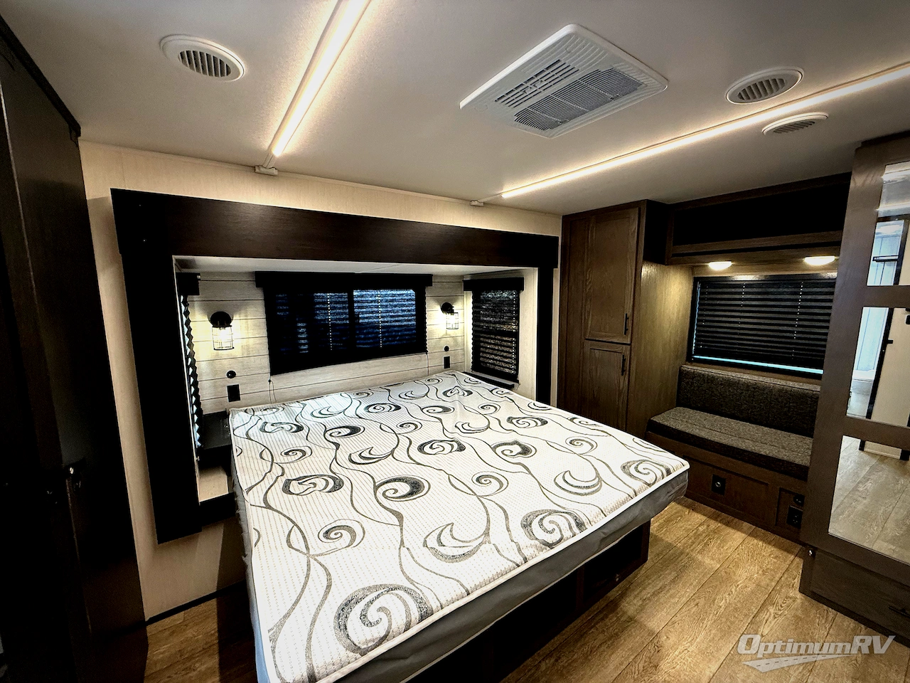 2025 Forest River Cherokee Arctic Wolf Suite 3850SUITE Photo 19