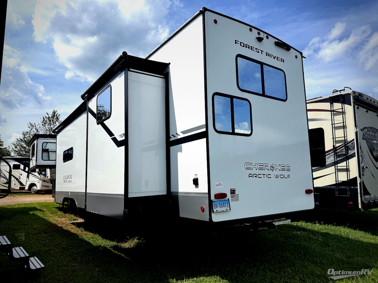 2025 Forest River Cherokee Arctic Wolf Suite 3850SUITE Photo 2