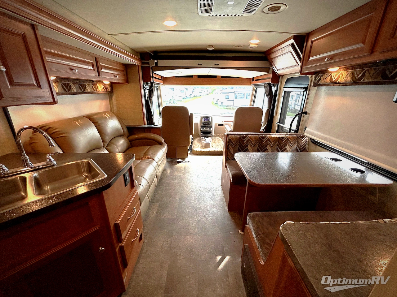 2017 Winnebago Sunstar 29VE Photo 5