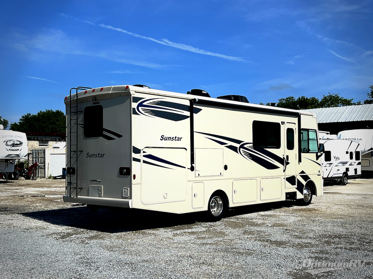 2017 Winnebago Sunstar 29VE Photo 2